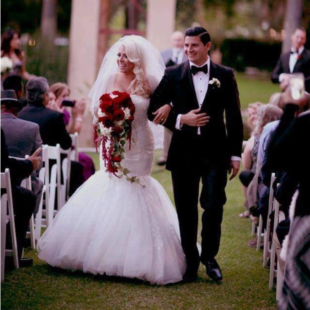 Oleg Cassini Layered Lace Mermaid Wedding Dress
Size 4
CWG482